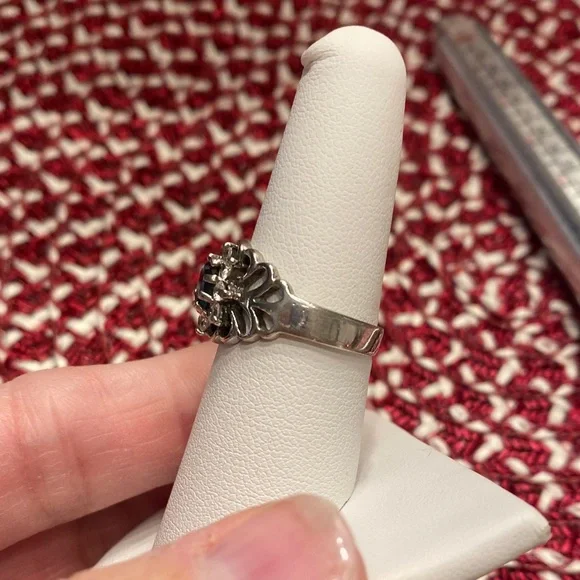 Elegant Sterling Silver Ring with Deep Blue Stone - Picture 2 of 6